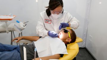 Una dentist atiende a un niño en Los Ángeles.(Aurelia Ventura/La Opinion)