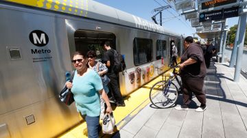 06/13/18 / LOS ANGELES/ Metro riders at the Expo/Vermont Station. (Aurelia Ventura/La Opinion)