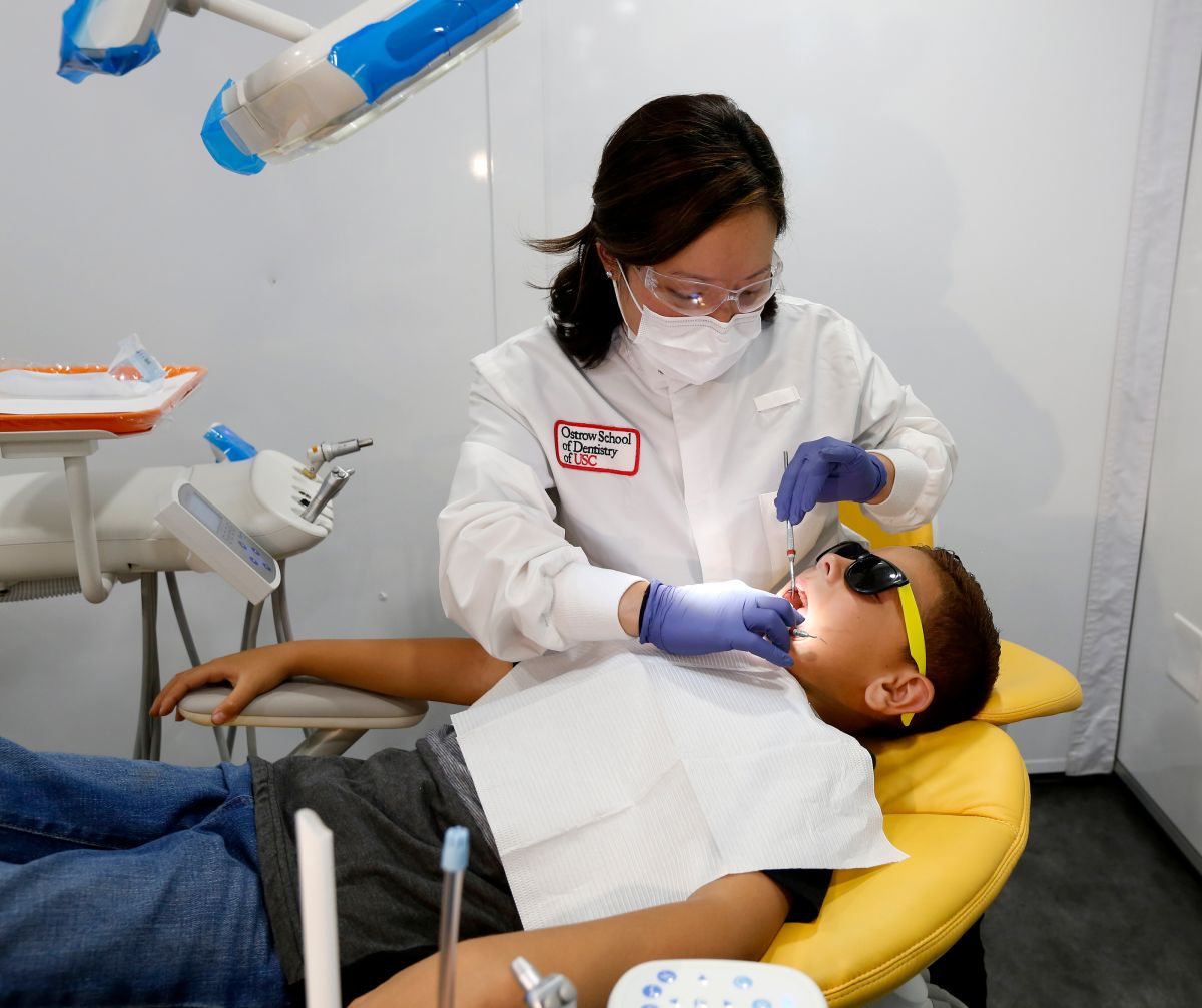 Jaaziel Geronimo, de 9 años de edad, es revisado por una dentista. / fotos: Aurelia Ventura 