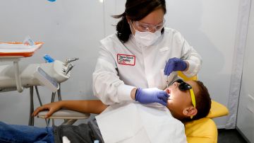 Jaaziel Geronimo, de 9 años de edad, es revisado por una dentista. / fotos: Aurelia Ventura