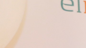 Carlos Cruz (c) y Araceli González (d) junto a la directora ejecutiva de El Nido Liz Herrera (i). / fotos: Aurelia Ventura.