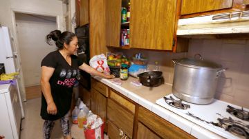 Las familias trabajadoras de LA podrían beneficiarse con el programa de ingresos básicos garantizados.  (Aurelia Ventura/La Opinion)