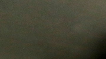 Jackeline López, junto a sus dos pequeñas hijas, dice luchar para evitar ser desalojada. / Foto: Aurelia Ventura.