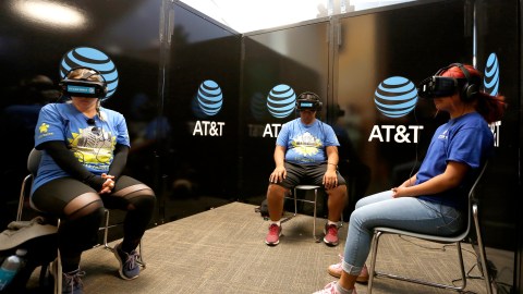 Alexis Martínez, Jeff Juárez y Annalisa Olbrych usan la realidad virtual para ver los peligros de manejar y usar el teléfono. (Aurelia Ventura/La Opinion)