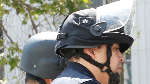 Personas son detenidas durante una protesta en Los Ángeles contra la separación de familias. (Aurelia Ventura/La Opinion)