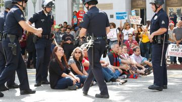 Personas son detenidas durante una protesta en Los Ángeles contra la separación de familias. (Aurelia Ventura/La Opinion)