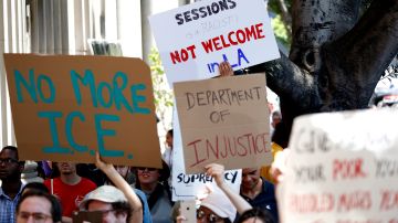Decenas de personas protestaron ayer contra la presencia del fiscal Jeff Sessions en Los Ángeles. (Aurelia Ventura/La Opinion)Ê