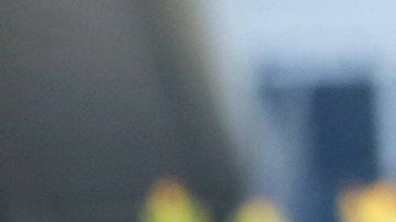 El fiscal estatal Becerra acudió al colegio comunitario Trade Technical / foto: aurelia ventura. Aurelia Ventura/La Opinion)Ê