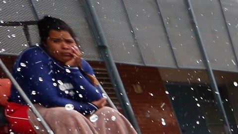 Niños practican natación en la primeria El Sereno, una de las escuelas donde opera este verano el programa de albercas portátiles del LAUSD. (Aurelia Ventura/La Opinion)