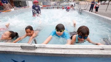 Niños practican natación en la primeria El Sereno, una de las escuelas donde opera este verano el programa de albercas portátiles del LAUSD. (Aurelia Ventura/La Opinion)