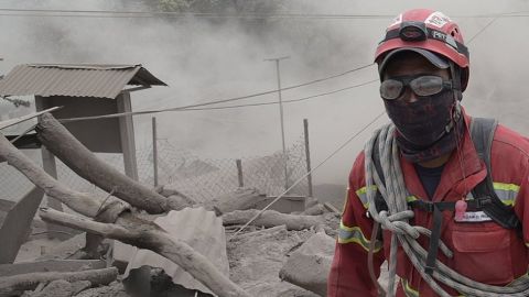 Los rescatistas están buscando víctimas cerca del Volcán de Fuego.