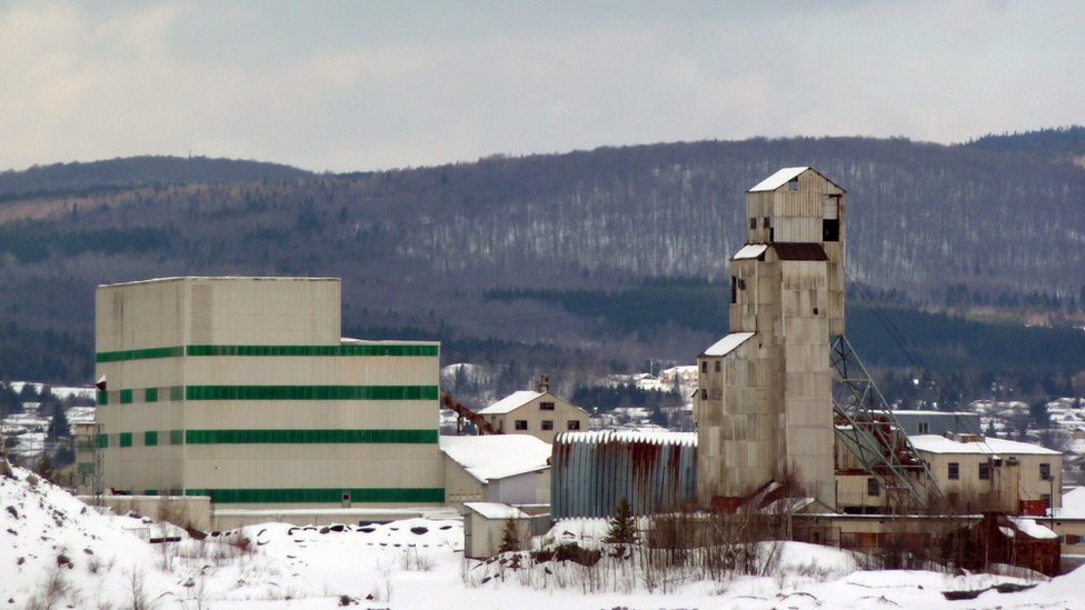 De la minería de asbesto quedan solo instalaciones abandonadas.