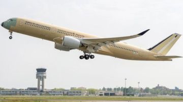 El avión A350-900 ULR de Singapore Airlines en pleno despegue.
