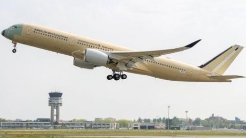 El avión A350-900 ULR de Singapore Airlines en pleno despegue.