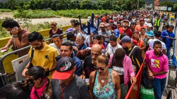 Miles de venezolanos cruzan diariamente la frontera hacia Colombia.