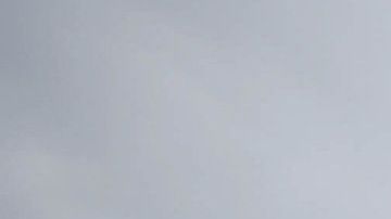 Mujeres cargan el féretro de Claudia Gómez González en la aldea La Unión Los Mendoza.