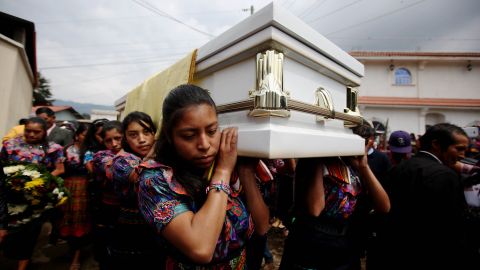 Mujeres cargan el féretro de Claudia Gómez González en la aldea La Unión Los Mendoza.