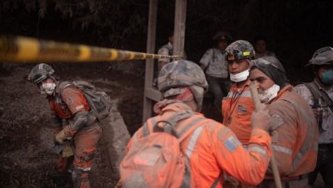 Rescatistas buscan desaparecidos en Guatemala.
