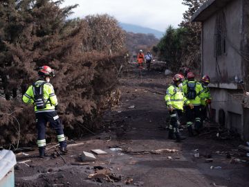 bomberos en labores de búsqueda en la aldea San Miguel Los Lotes.