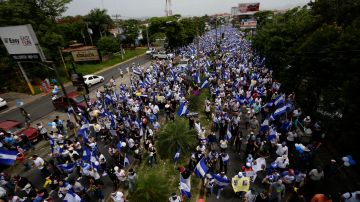 Miles de nicaragüenses participan en la "Marcha de las Flores".