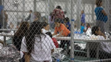 Inmigrantes en el Centro de Procesamiento Central de la Patrulla fronteriza en McAllen, Texas.