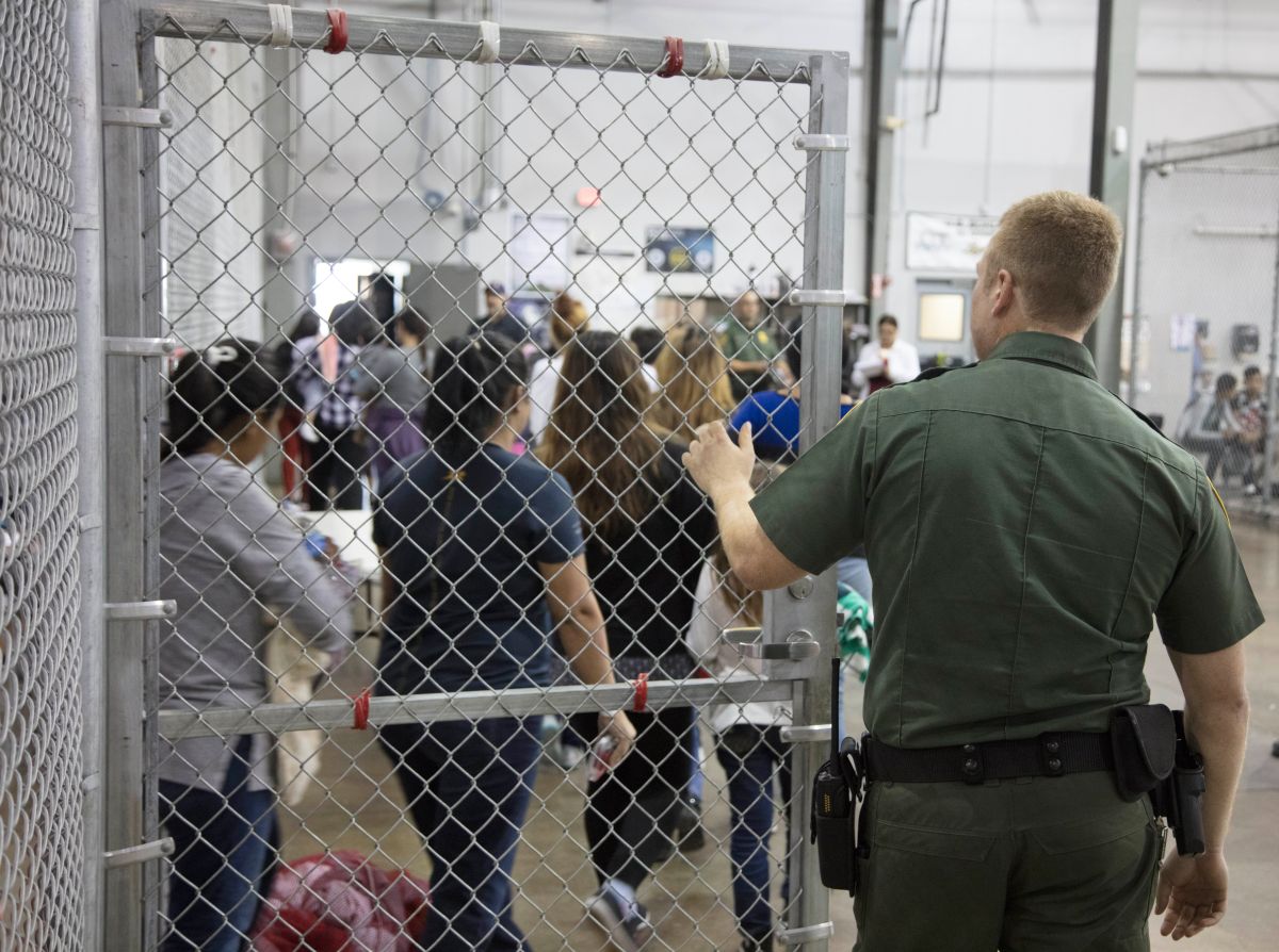 Inmigrantes en el Centro de Procesamiento Central de la Patrulla fronteriza en McAllen, Texas. Cortesía CBP