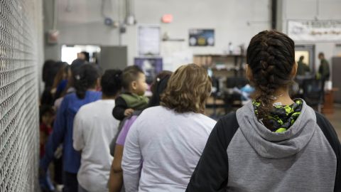 Inmigrantes en el Centro de Procesamiento Central de la Patrulla fronteriza en McAllen, Texas. Cortesía CBP