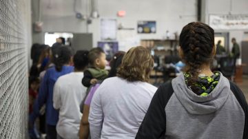 Inmigrantes en el Centro de Procesamiento Central de la Patrulla fronteriza en McAllen, Texas. Cortesía CBP