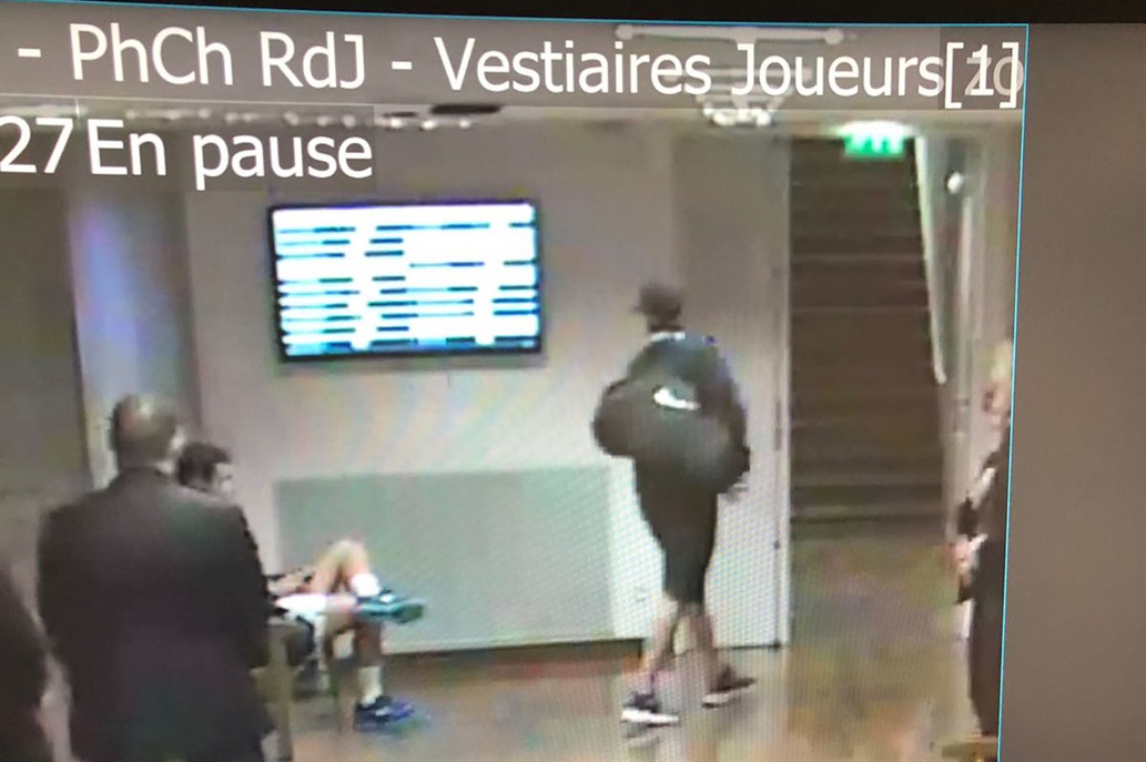 El supuesto ladrón, yéndose con un bolso del vestuario de Roland Garros