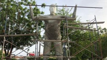 La estatua del colombiano Radamel Falcao en su ciudad natal va viento en popa.