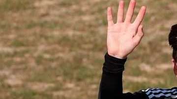 Lionel Messi saluda durante el entrenamiento de Argentina. EFE/David Fernández