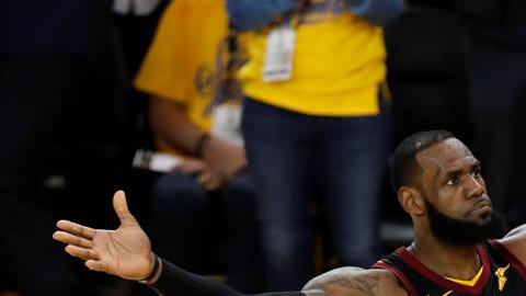 LeBron James perdió la paciencia con un periodista, después del partido