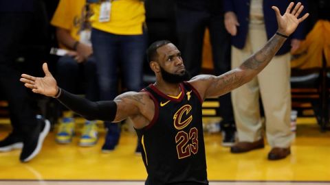 LeBron James perdió la paciencia con un periodista, después del partido