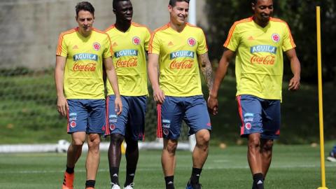 James Rodríguez y sus compañeros de Colombia. EFE