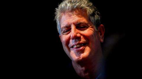 Bourdain durante la grabación de un programa de TV en Lisboa