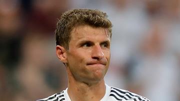 Thomas Mueller reacciona, tras fallar una oportunidad clara de gol