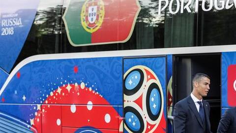 Cristiano Ronaldo y Ricardo Quaresma descienden del autobús de la selección de Portugal