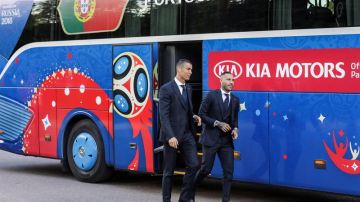 Cristiano Ronaldo y Ricardo Quaresma descienden del autobús de la selección de Portugal