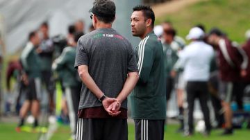 Osorio habla con Marco Fabián en un entrenamiento. EFE
