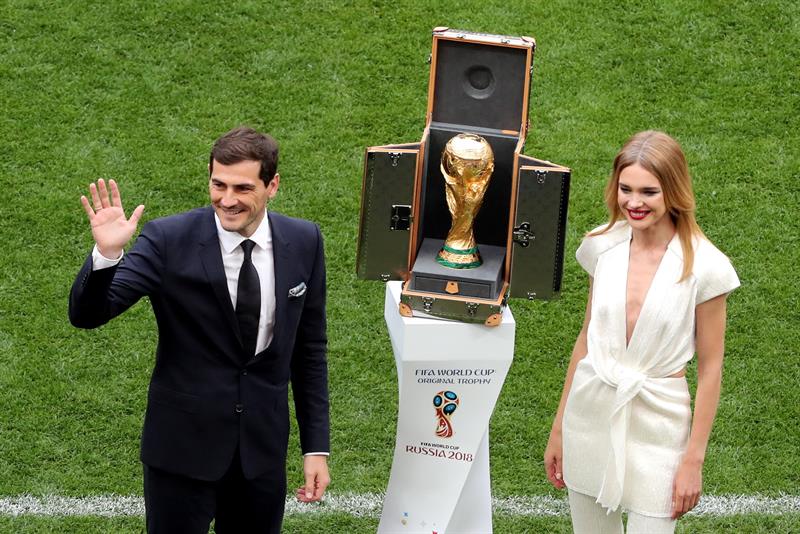 Iker Casillas presentó la Copa del Mundo junto con la modelo Natalia Vodiónova