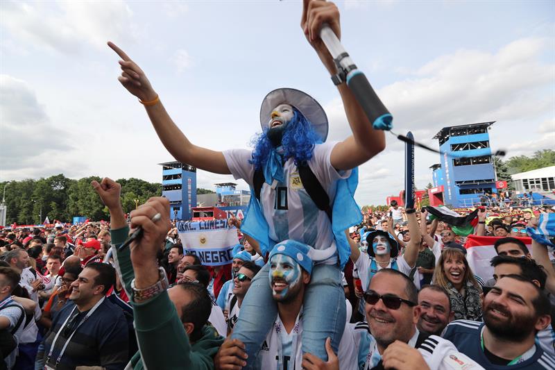 A las afueras del estadio se dieron cita fans, en su mayoría de países latinos