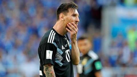 Messi se lamenta tras fallar un penal ante Islandia