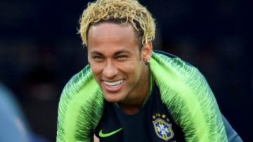 Neymar sonríe con su nuevo look en el entrenamiento de Brasil en Rusia. (Foto: EFE/EPA/LAURENT GILLIERON)