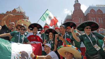 Aficionados mexicanos llenan la Plaza Roja de Moscú antes del partido Alemania-México. (Foto: EFE/LavandeIra jr)