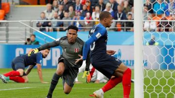 Mbappé liquida a Gallese en el gol que elimina a Perú. EFE