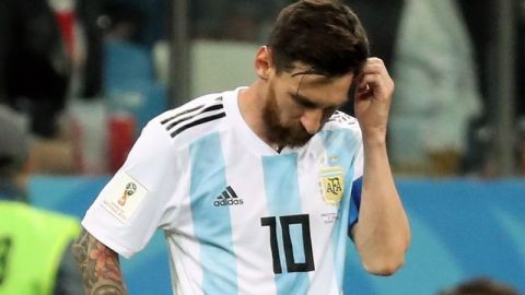 Lionel Messi en la cancha de Nizhny Novgorod tras la derrota ante Croacia. EFE/EPA/VASSIL DONEV