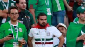 Los aficionados mexicanos no podían creer la victoria sueca. (Foto: EFE/José Méndez)