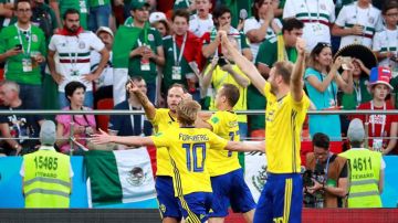 Los aficionados mexicanos no podían creer la victoria sueca. (Foto: EFE/José Méndez)