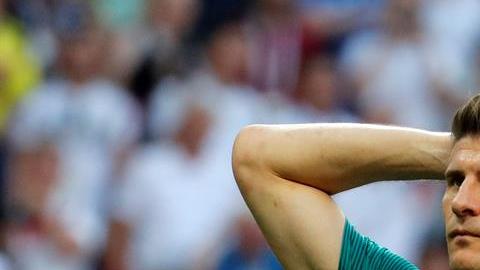 Mario Gomez se lamenta tras la eliminación de Alemania del Mundial