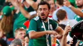 En lugar del grito la afición mexicana en Ekaterimburgo mejor cantó una romántica. (Foto: EFE/EPA/FRANCIS R. MALASIG)